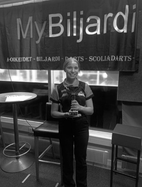 Annika Suominen naisten 9-pallon RG-hopeapokaalin kanssa